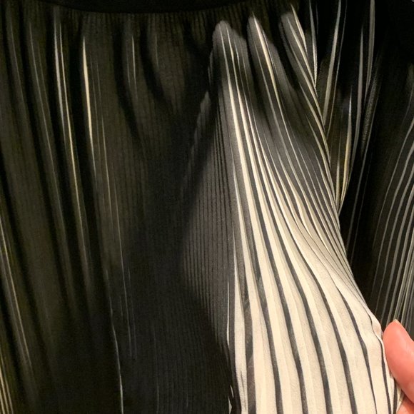 Simons Icone Pleated Skirt - Picture 2 of 4